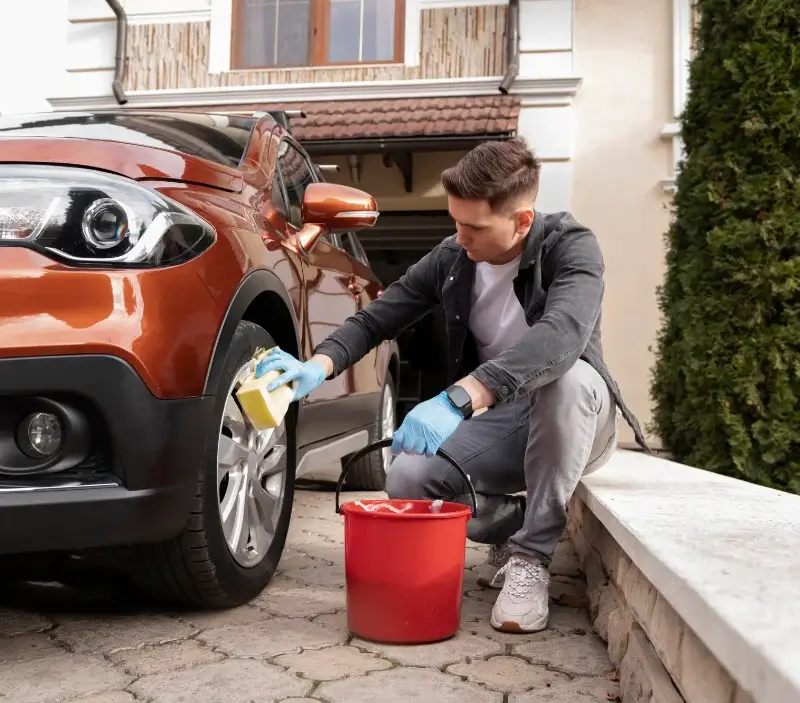 Lavage auto à domicile Lecci : professionnel intervenant sur un véhicule